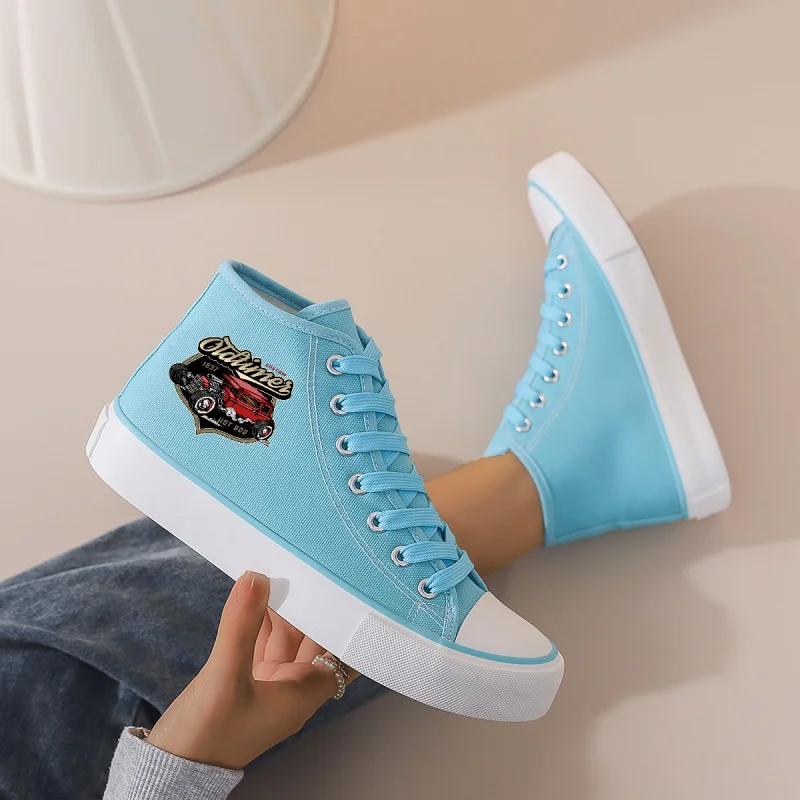

Женские синие высокие парусиновые кроссовки: туфли на плоской подошве со шнуровкой и нашивкой в стиле ретро. Повседневная повседневная одежда, пара джинсов и свитшотов.