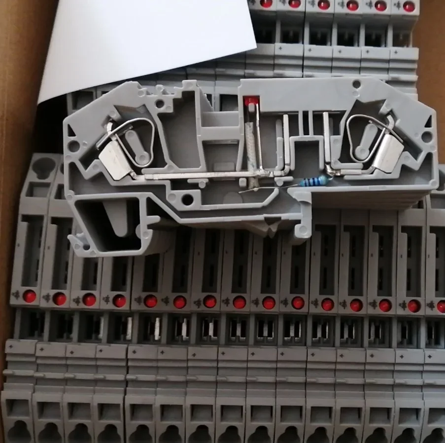 

AIA Electric UJ5-6CW/RDX24-i Автомобильный клеммный блок с предохранителем UPUN с подсветкой