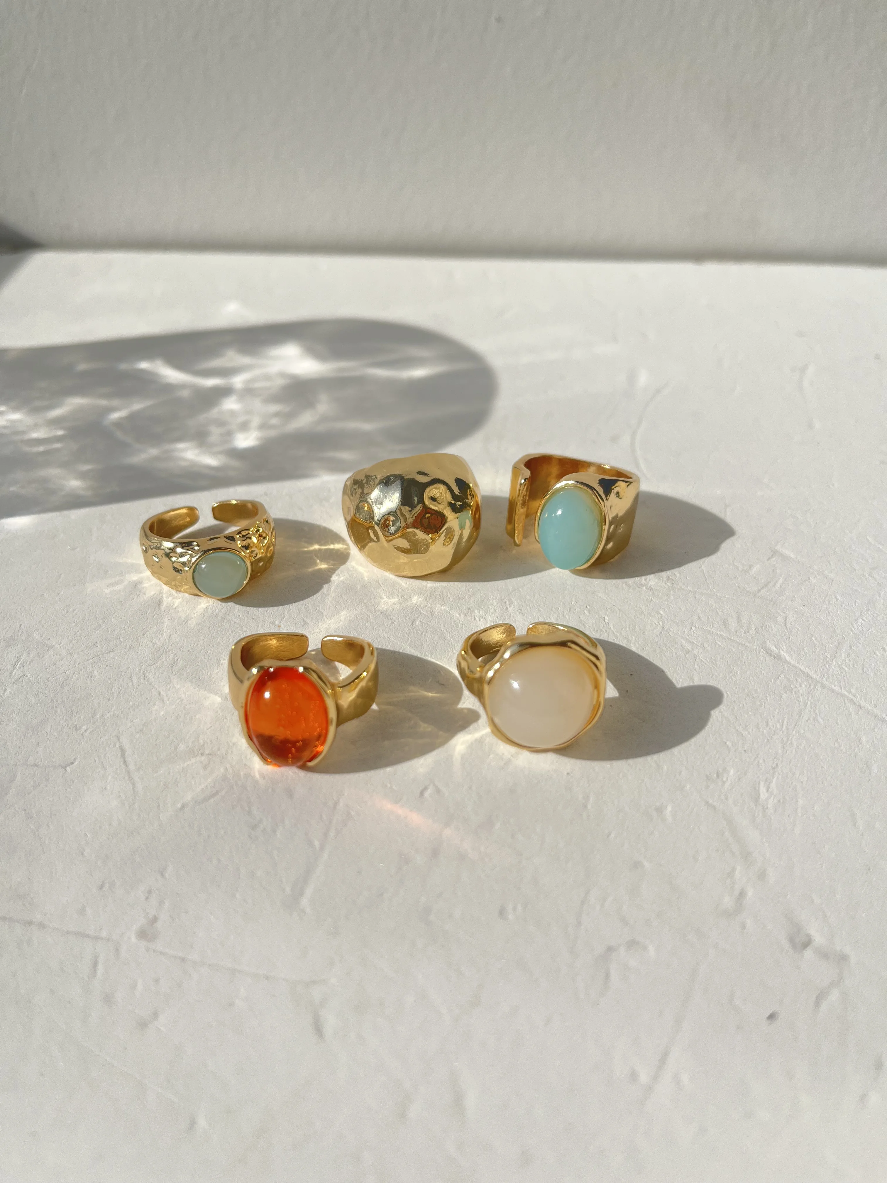 مجموعة مكونة من 5 قطع من خواتم الأكريليك الذهبية الزرقاء والفضية والمجوهرات النسائية العصرية القابلة للتكديس اليومي على الطراز المفتوح غير النظامية INS