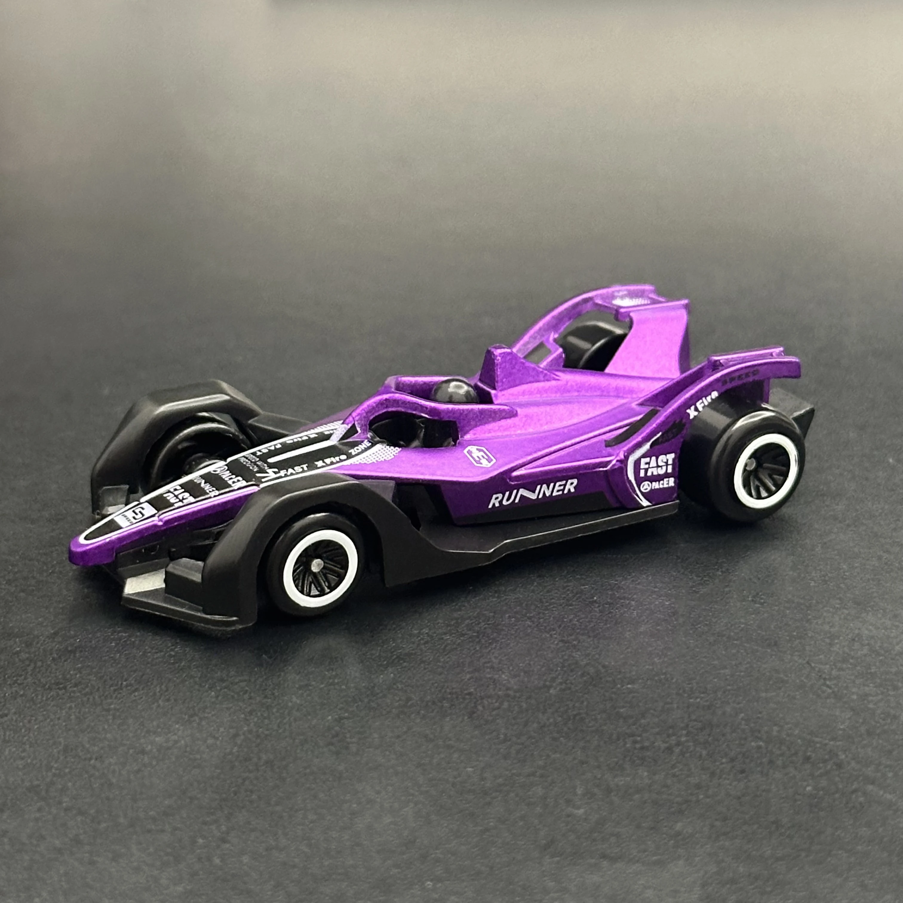 1/64 Diecast Alloy Purple Racing Car Formula Style Single Seater Miniature Collectible Display Model Toy for Racing Fans