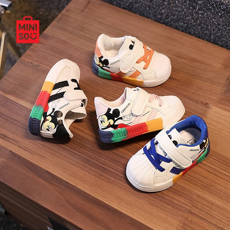 أحذية رياضية للأطفال من Miniso 2025 من عمر 1-3 سنوات، نعل ناعم مسامي للجنسين غير قابل للانزلاق باللون الأبيض للأطفال الصغار