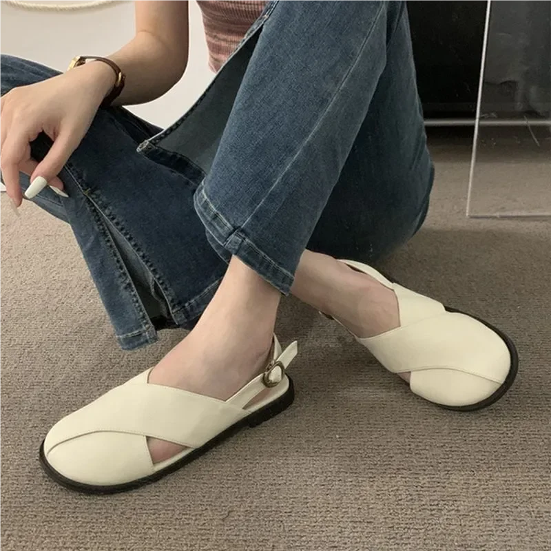 Letnie sandały damskie 2024 New Baotou Hollow Soft Leather Flat Shoes One Word Buckle Casual Fashion Sandalias Back Strap Footwear