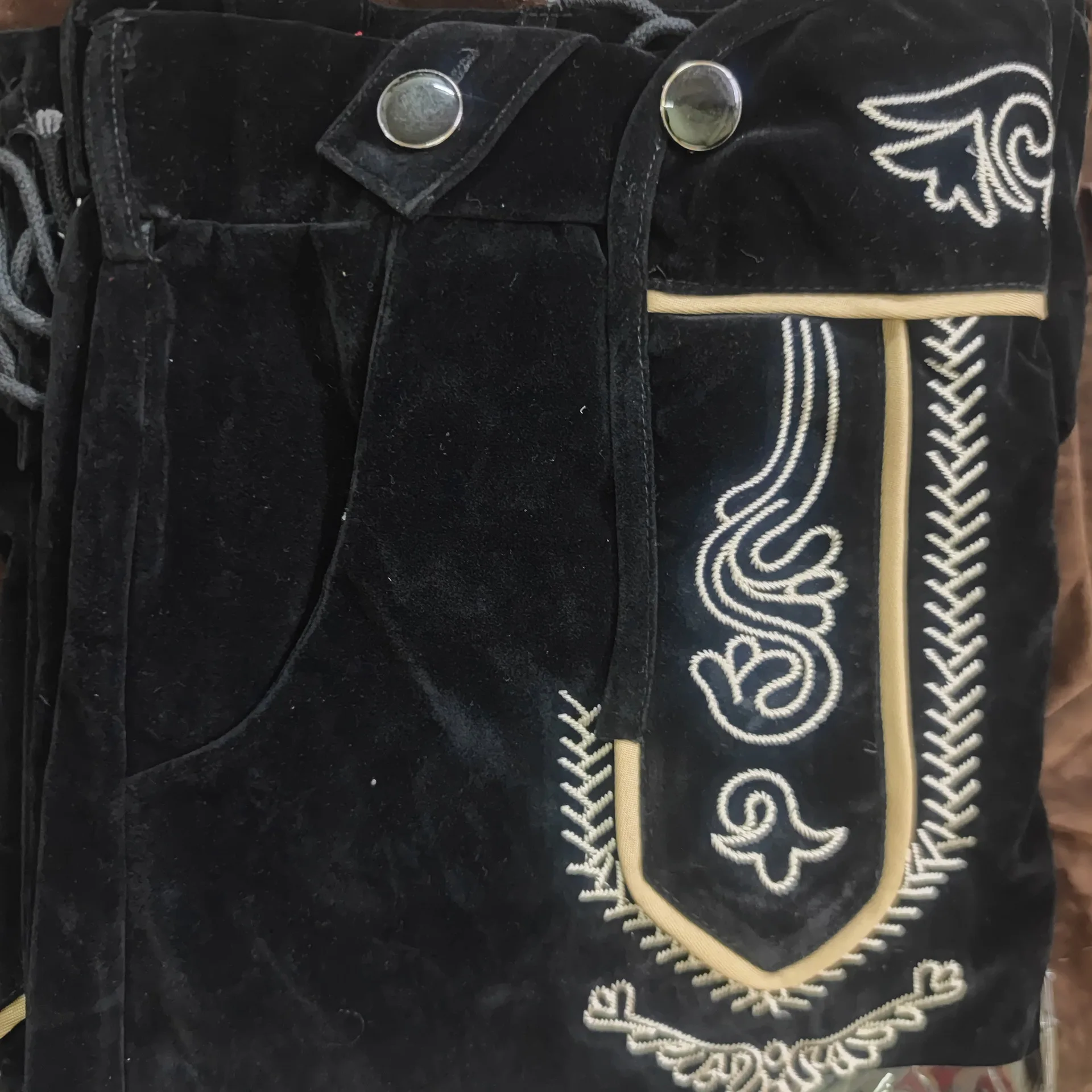 زي ليديرهوسين للرجال الزي الألماني التقليدي مع الحمالات لمهرجان أكتوبر في ميونيخ وبذلة كوسبلاي