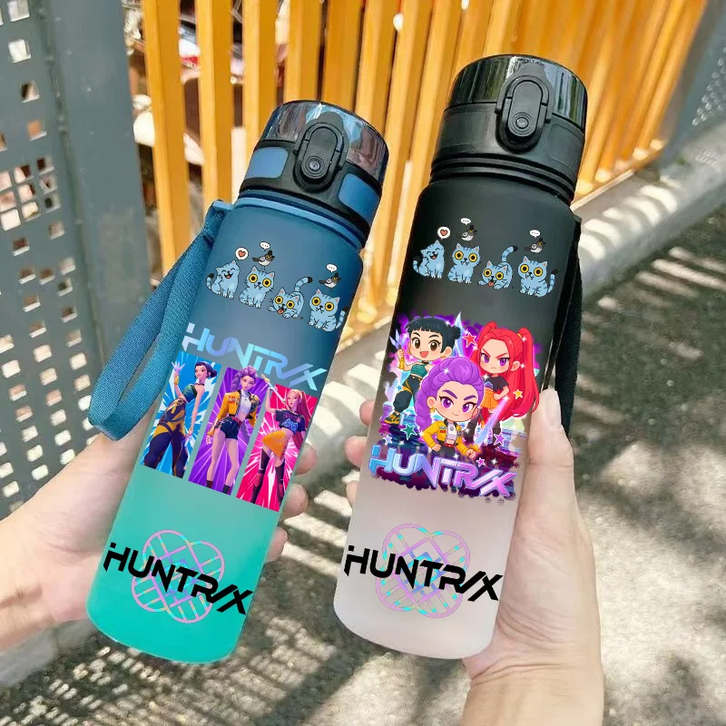 

1000 мл K-pop Demon Hunters HUNTR X Rumi Mira Zoey Jinu Celine Kpop Пластиковая чашка для воды K Pop Пляшка для питья School Huntrix Gourde