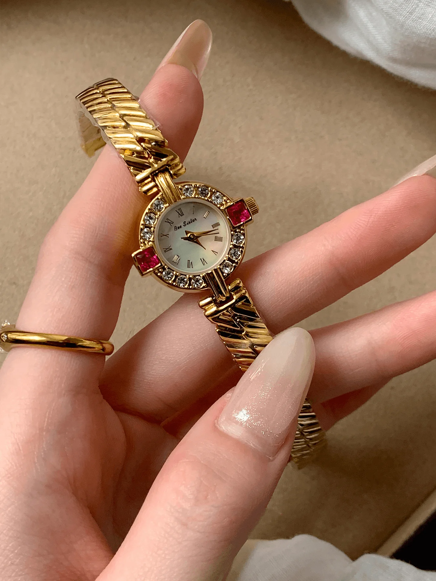 Luxury Retro Female Watch for Women Circular Dial Roman Numeral Ladies Dress Watches Diamond Inlaid Waterproof Quartz Wristwatc