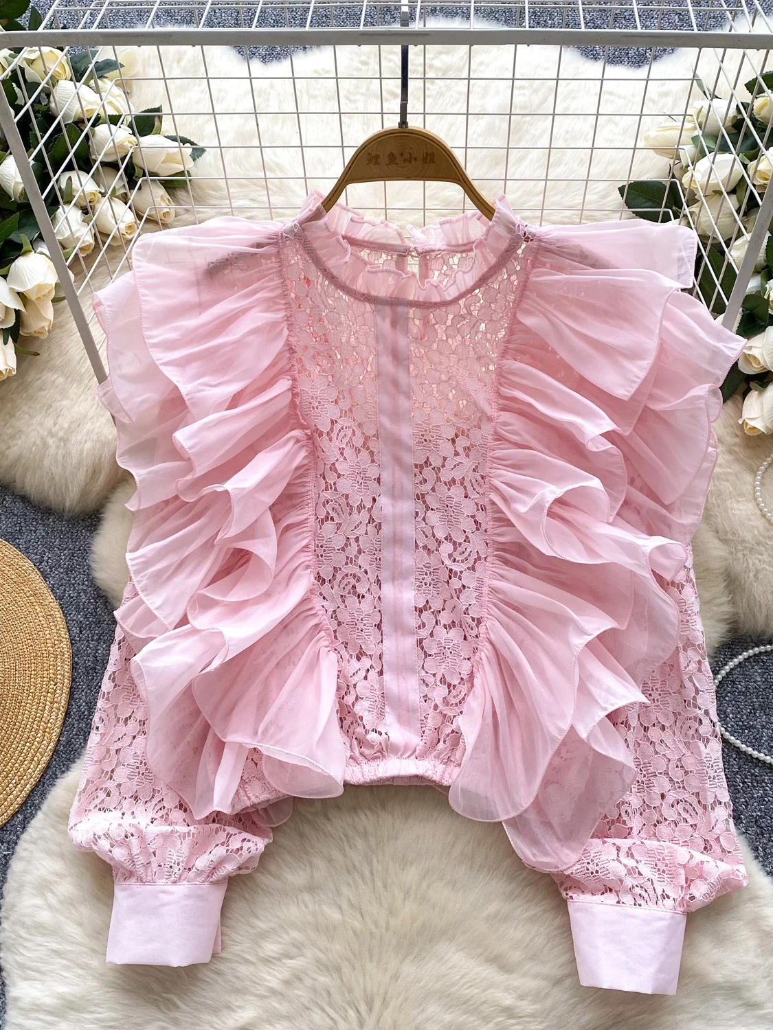 

2026 Новая осенняя женская рубашка с воротником-стойкой и длинными рукавами, двойные оборки, лоскутная рубашка для тяжелой промышленности, кружевная рубашка с вырезами на крючках, топы