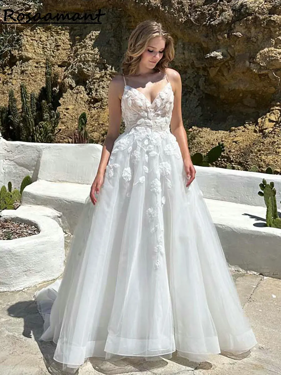 Vestidos de novia de una línea de encaje floral 3D de lujo Correas espaguetis Sin mangas Vestidos de novia campestres personalizados