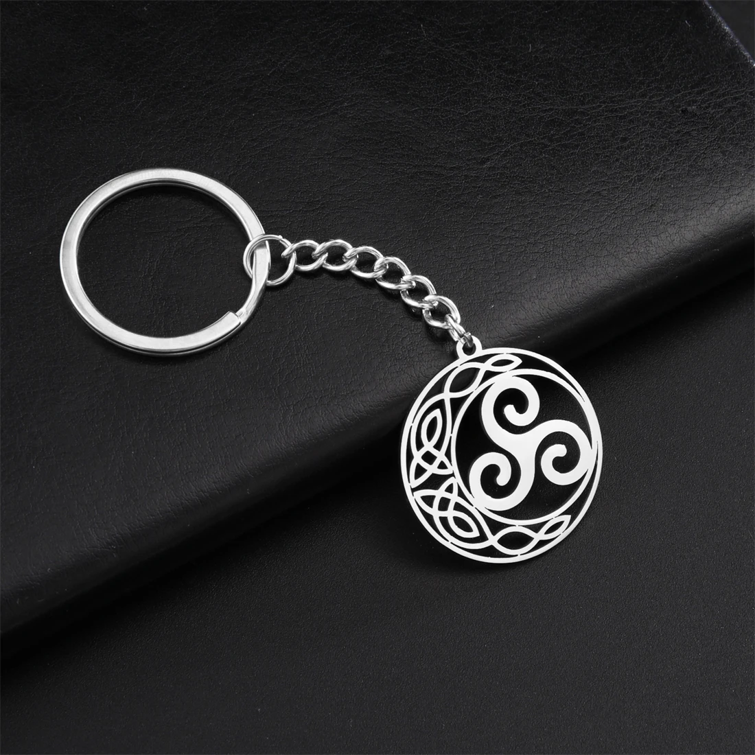 EUEAVAN Vintage Triskelion Pendant Keychain Women Men Witchcraft Celtic Knot Keyring Irish Stainless Steel Jewelry Amulet Gift