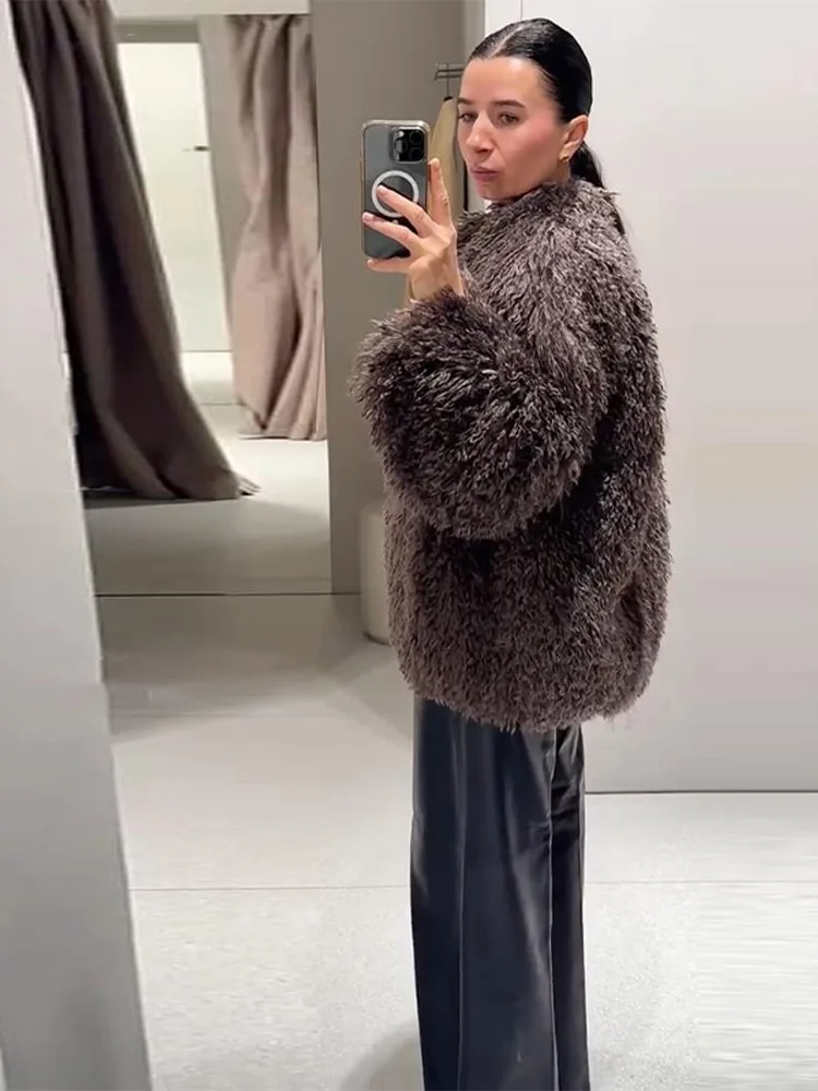 Chaqueta marrón de gran tamaño de piel sintética a la moda con cuello redondo y manga larga con un solo botón y textura borrosa 2025 Otoño Invierno ropa de abrigo informal para mujer