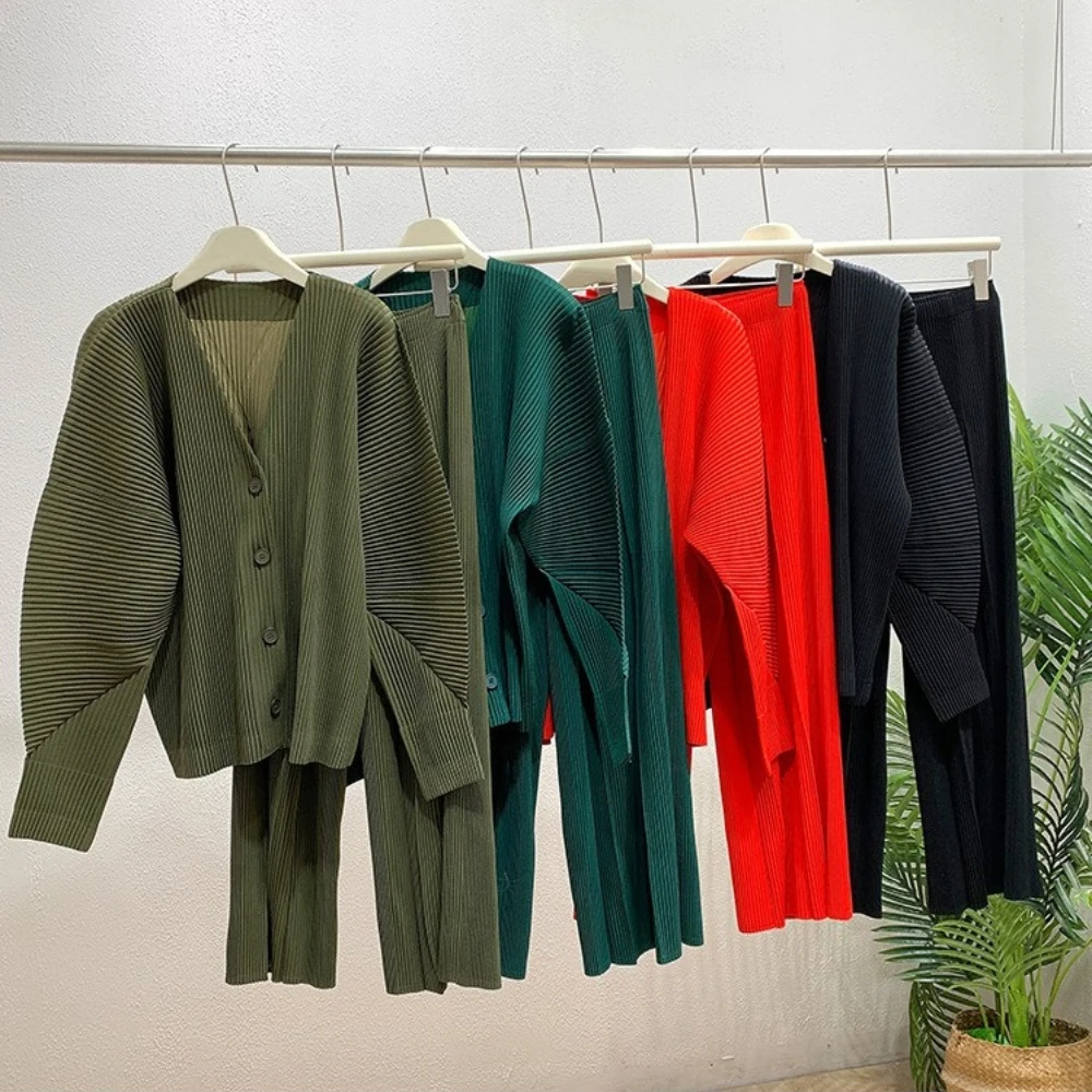 

2026 Весенне-осенний новый комплект с большими зубочистками, плиссированный кардиган + повседневные прямые брюки, комплект из двух предметов, свободный и узкий женский комплект