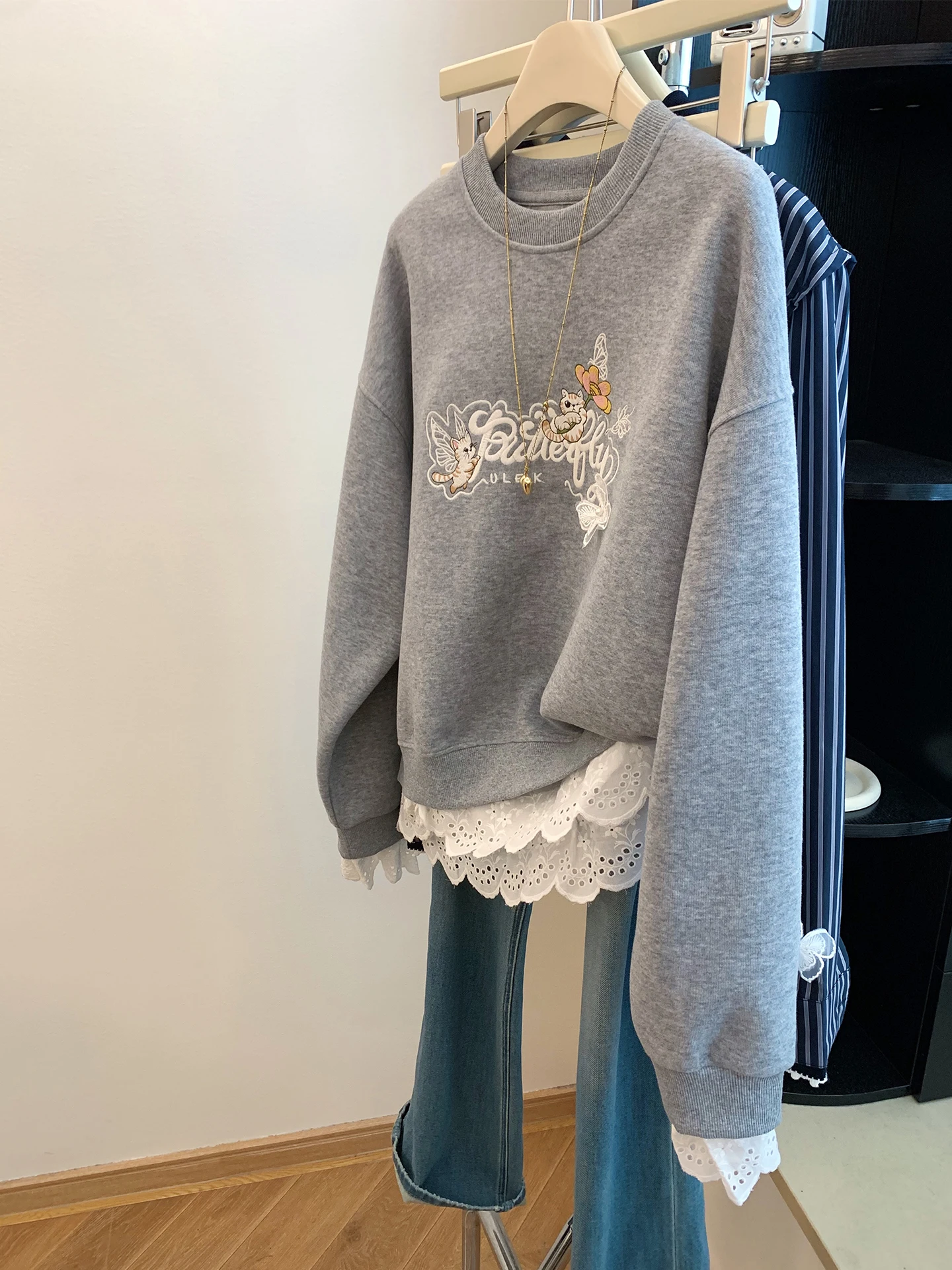

Thiened Embroidered Letter round Ne Lace Trim Fce Hoodie Women's Autumn Winter Warm Loose College Sle Top