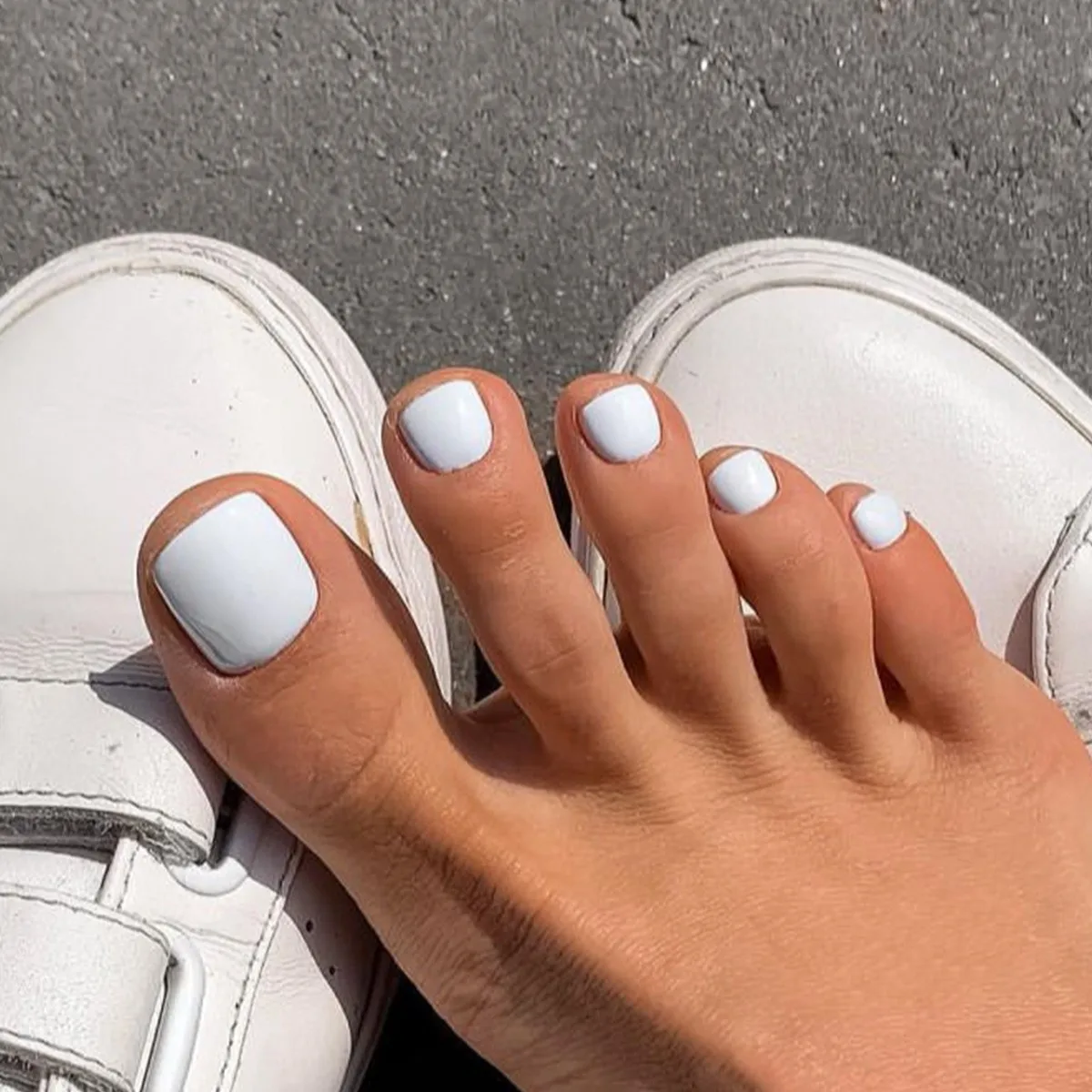 24Pcs Solid Color Toenails French Minimalist Toe Nails Fake Full Coverage Waterproof Removable Artificial Press on Nails White
