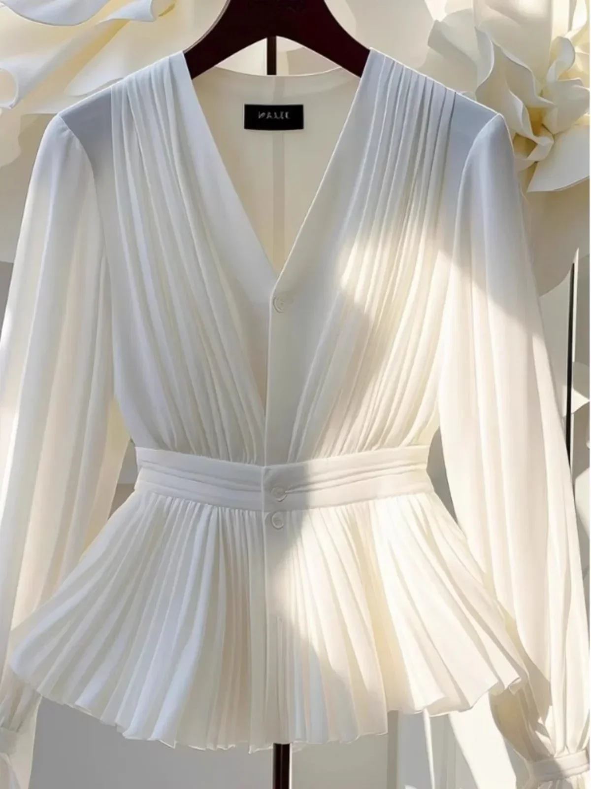 Herfst Nieuwe Koreaanse Stijl Temperament V-hals Lange mouwen Blouse Vrouwen Top Licht Volwassen Franse Luxe Slanke Witte Shirt voor Vrouwen