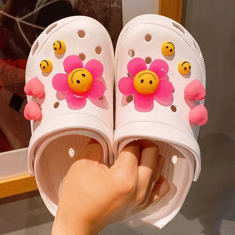 Hot sales New Cute Smiley Flower Decoration Shoe Decoration Small Daisy Shoe Flower Decoration Buckle Finished Product Removable