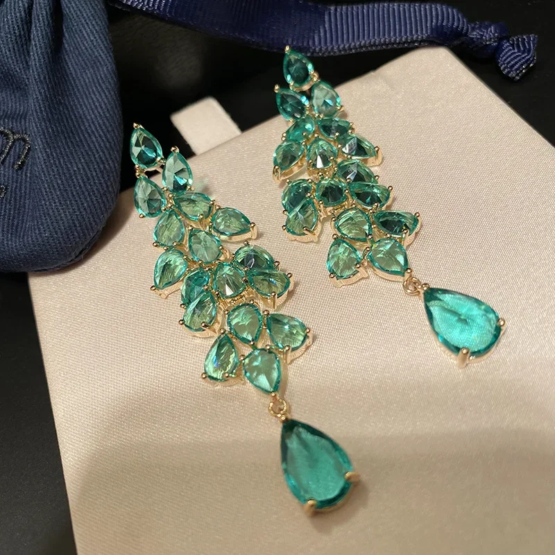 女性のためのキュービックジルコニアロングイヤリング,緑の葉のデザインのイヤリング,アクティブなスタイル,高品質のジュエリー,ウェディングギフト,新しいコレクション