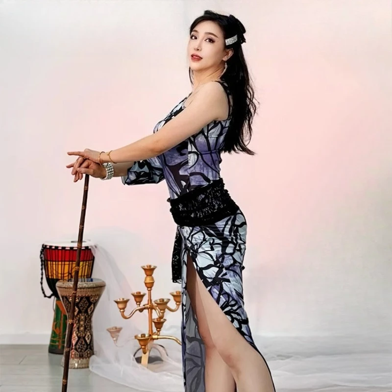 أزياء الرقص الشرقي المخصصة لممارسة الزي بأكمام واحدة مطبوعة باللونين الأزرق والأرجواني، رداء شعبي مثير وفضفاض