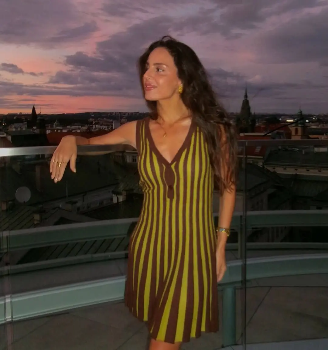 YENKYE 2025 Frauen Vintage Gestreiften Strickkleid Sexy Ärmellose V-ausschnitt A-linie Dünne Kurze Kleider Urlaub Casual Vestidos