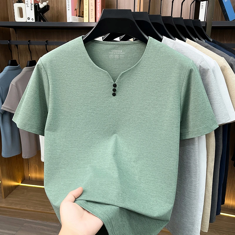 Herren-T-Shirt mit kurzem Arm und V-Ausschnitt, atmungsaktiv, bequemer Stoff für ganztägigen Komfort, lässiger Stil und Alltagskleidung. – Detail 6