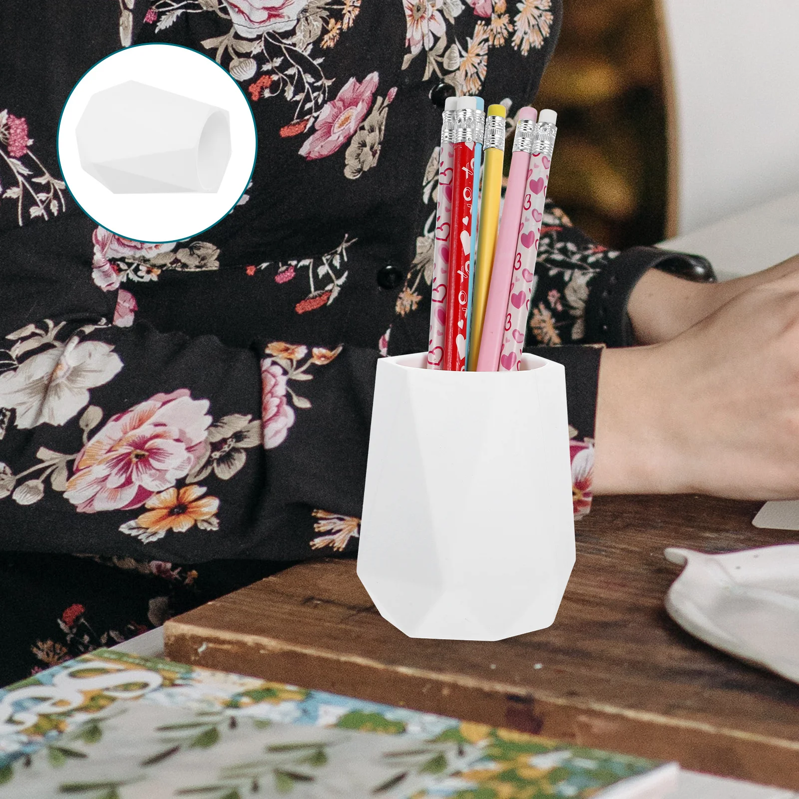 

Silicone Pencil Holder Geometric Minimalist Style Crack Resistant Pen Stand for Office Home School Desktop Organizer Makeup