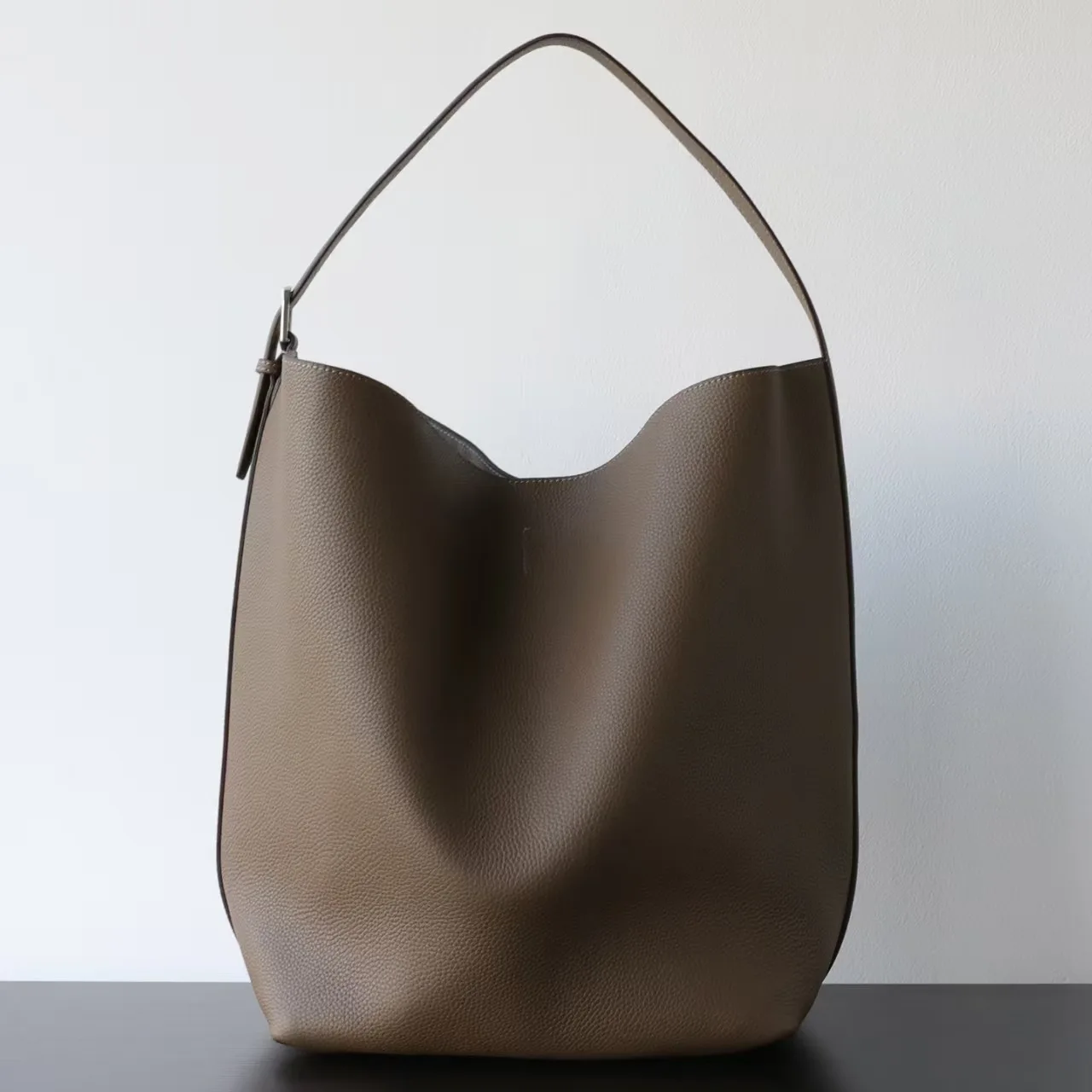 

Niche Light Luxury Retro Full Cowhide Matte Tote Bag Lazy Wind Large Capacity Commuting Advanced Sense Bucket Bag Simple Leisure