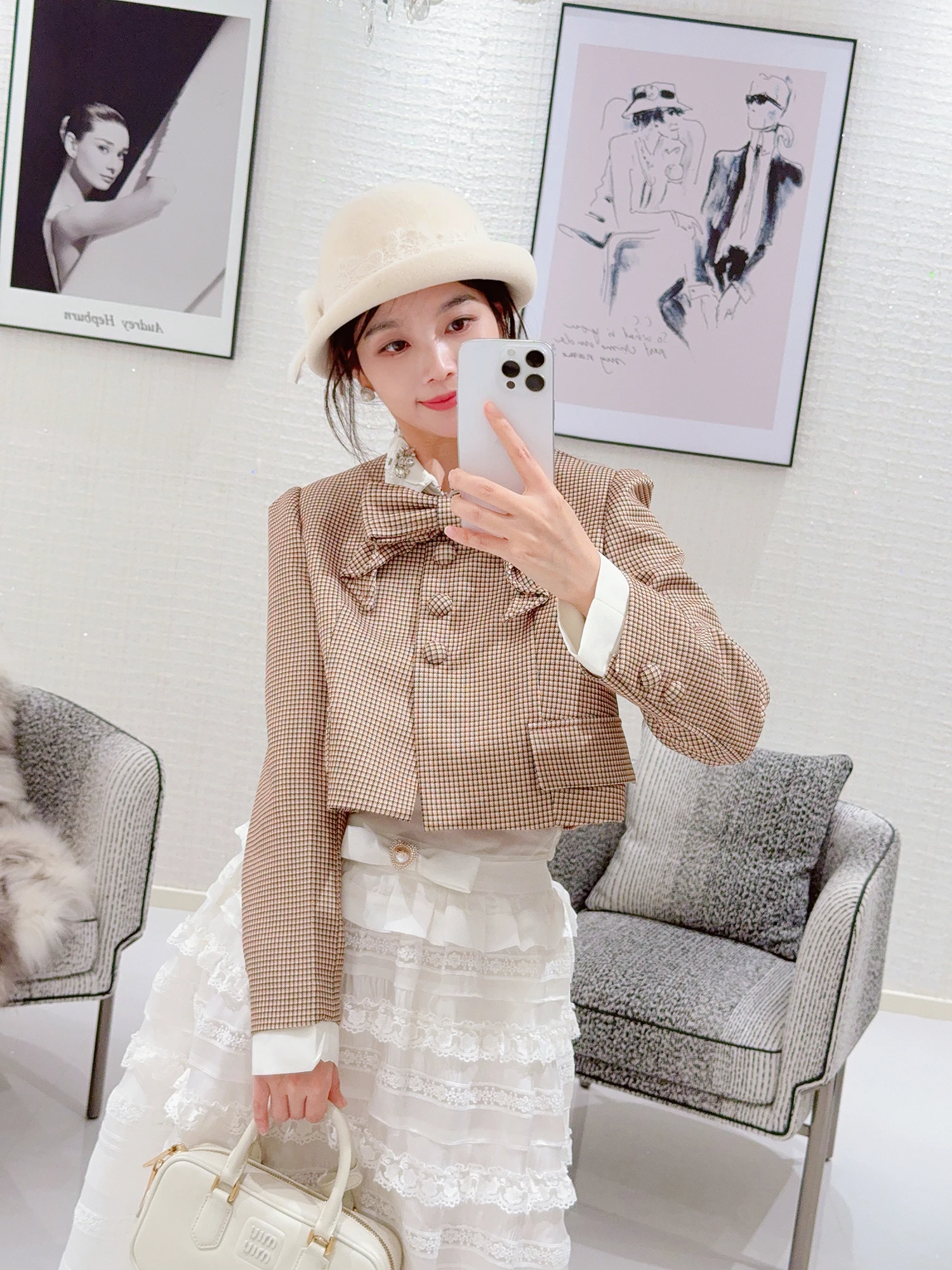 มิสลักชัวรี่ เรโทร สเล ชุดสูทสตรีแบบสั้นพร้อมโบว์ผูก ดีไซน์สำหรับฤดูใบไม้ผลิและฤดูใบไม้ร่วง ทรงเข้ารูป ชายเสื้อตรง แขนยาว