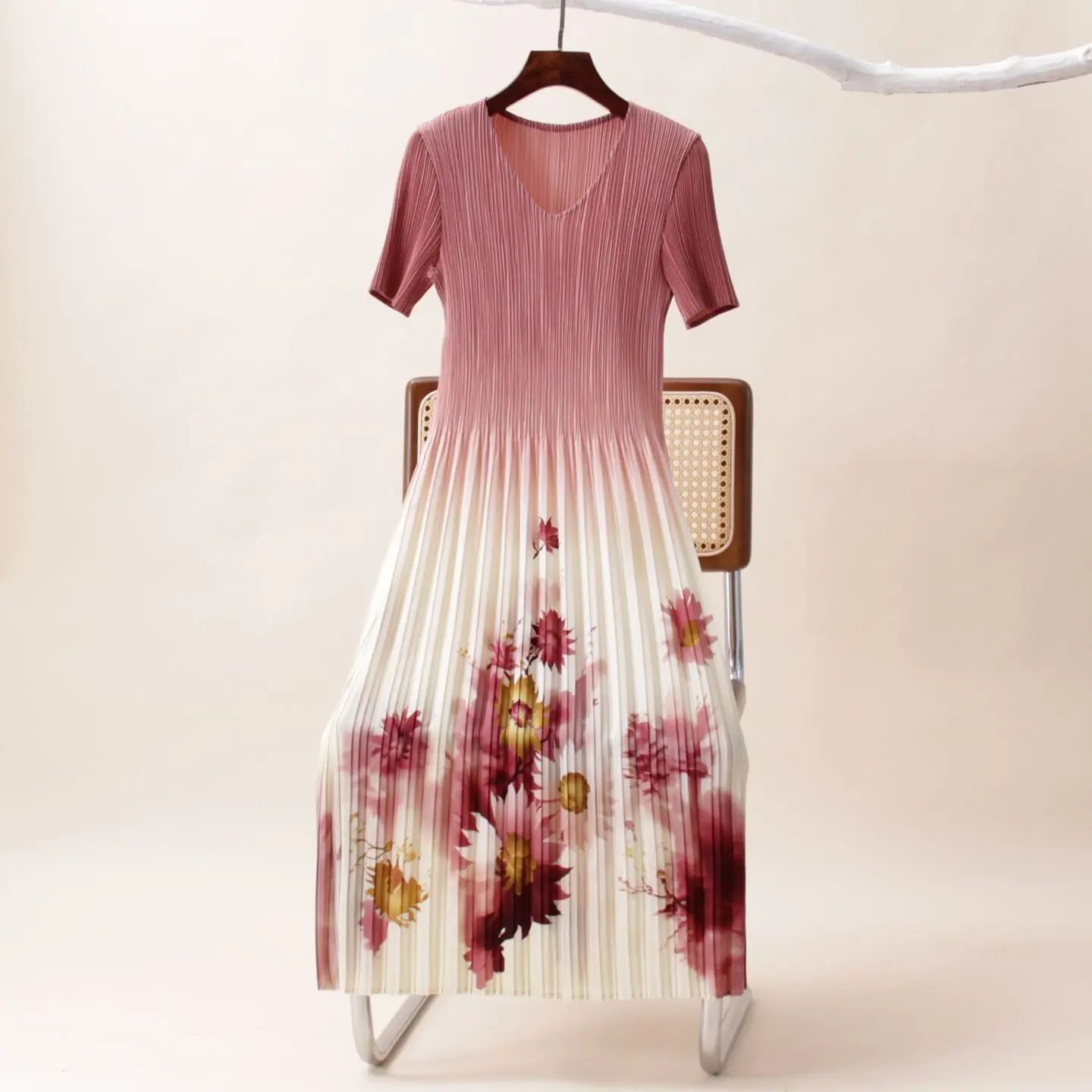 Printed pleated V-neck dress large size soft summer new large size fashion gradual change pleated dress