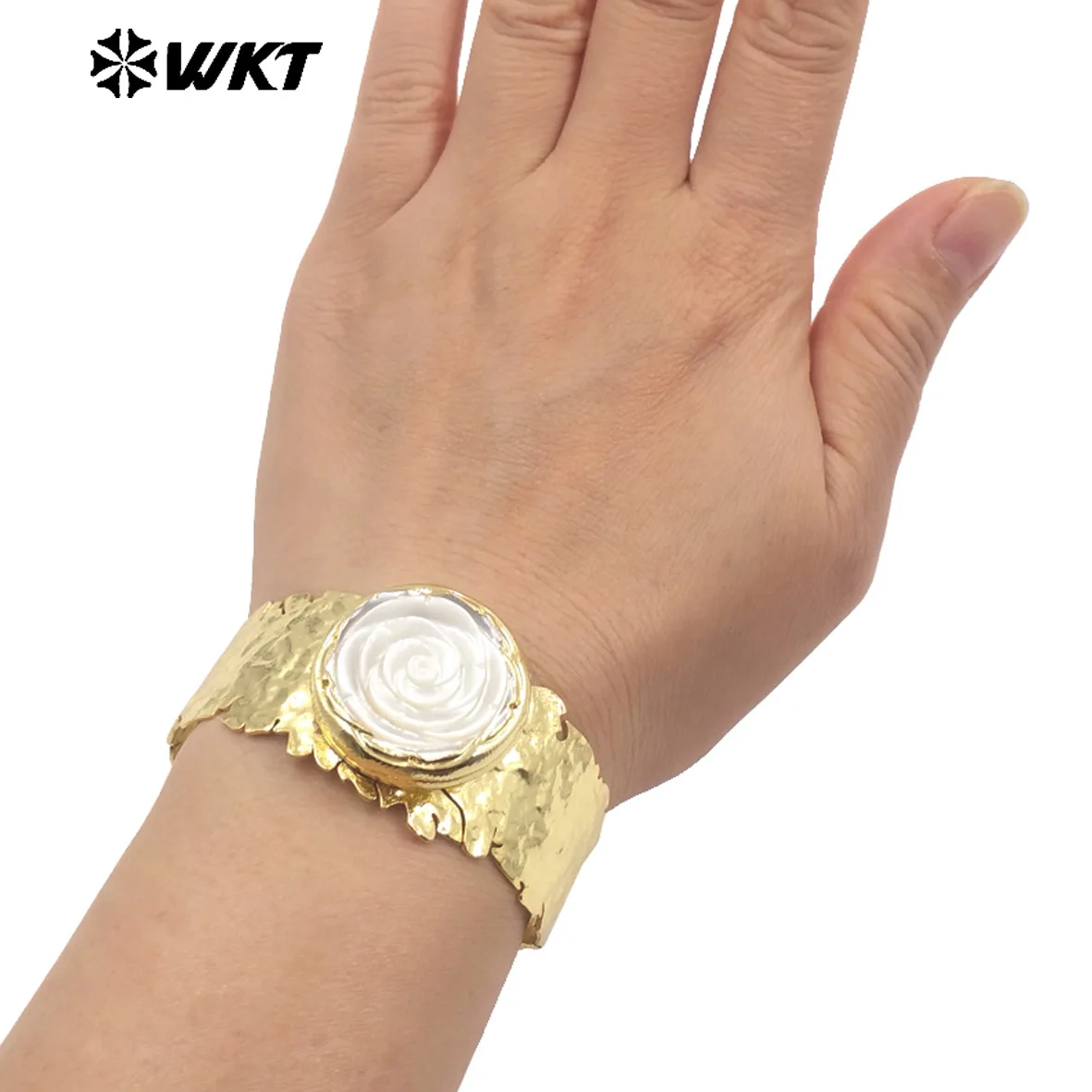 

MPB124 Classical Gold Electroplated Cuff Bangles With Natural MOP Shell Handmade Carved Rose Flower Shape Women Party Accessory