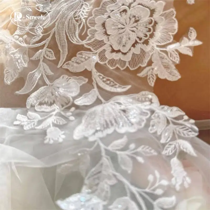 2 Stück = 1 Paar. Weiße Perlen-Spitzenblumen mit Spiegelblüten. Blumenblätter-Stickerei für Hochzeitskleider und Kopfschmuck. DIY-Nähzubehör-Patch. – Detail 4