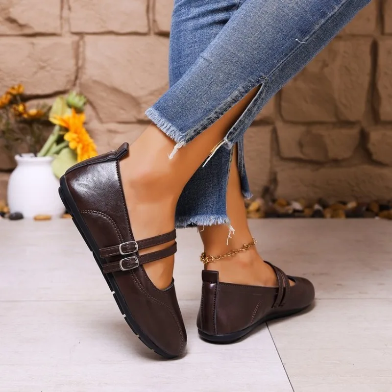 Women's Flat Shoes with Solid-coloredFashionable  Soft Sole One-piece Slip-on Style for Casual Wear.