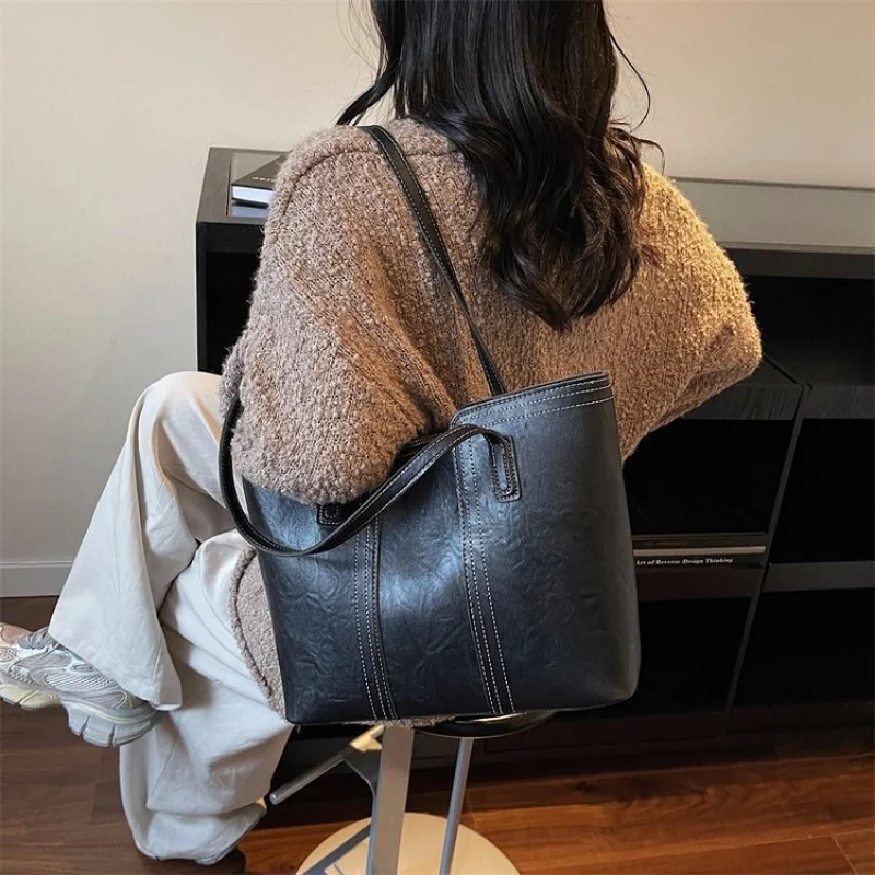 حقيبة يد نسائية عصرية مصنوعة من الجلد الفاخر تتميز بنمط باريس الكلاسيكي وميزة مقاومة للماء ​