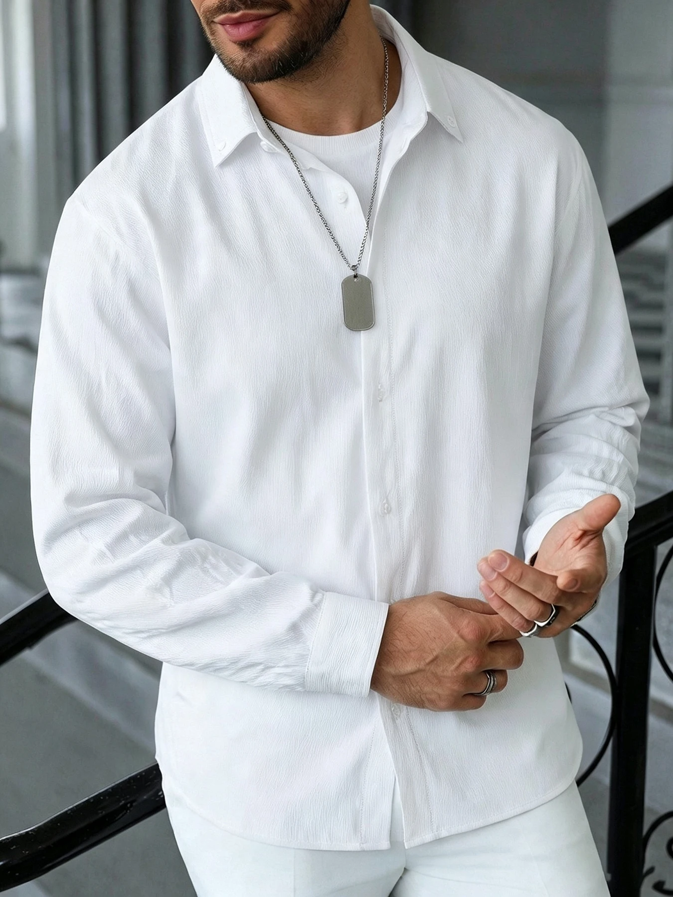 Men's White Textured Long-Sleeved Shirt, Loose-Fitting Casual Top with a Turn-Down Collar, Simple and Versatile Shirt for Spring and Autumn, Suitable for Everyday Street Wear and Can Be Worn as a Thin Outerwear