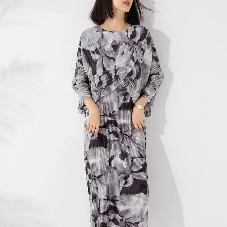 

Miyake Pleated Two-piece Set for Women 2023 Autumn New Fashion Ink Painting Print Loose Round Neck Long-sleeved Top Vest Dress