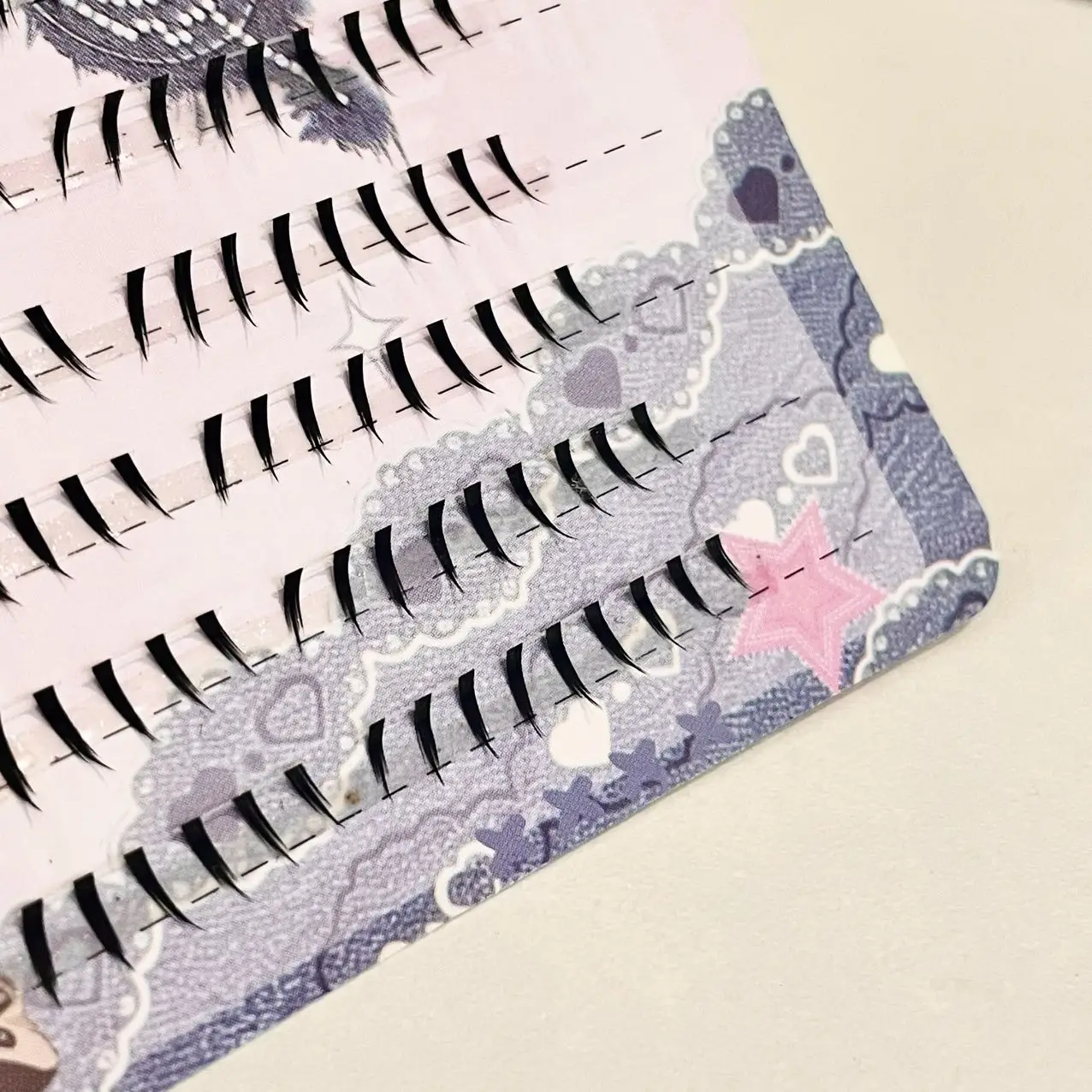 Doudoutian Glänzende, Nass-Lookende, Spitz zulaufende Unterwimpern, Anime-Segmentierte Unterwimpern-Cluster, Bequem für den ganztägigen Gebrauch, für Fotoshootings und Cosplay – Detail 5