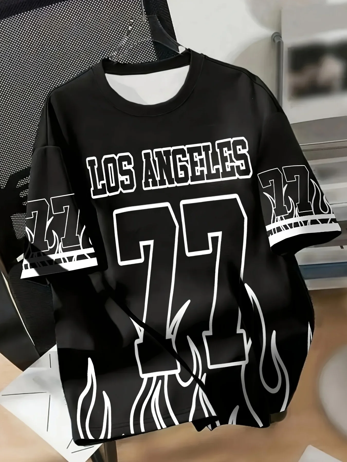 تي شيرت برسومات لوس أنجلوس 77 للرجال - تي شيرت أسود ملابس الشارع مع لهب أبيض وطباعة أرقام وأكمام قصيرة ورقبة دائرية #1