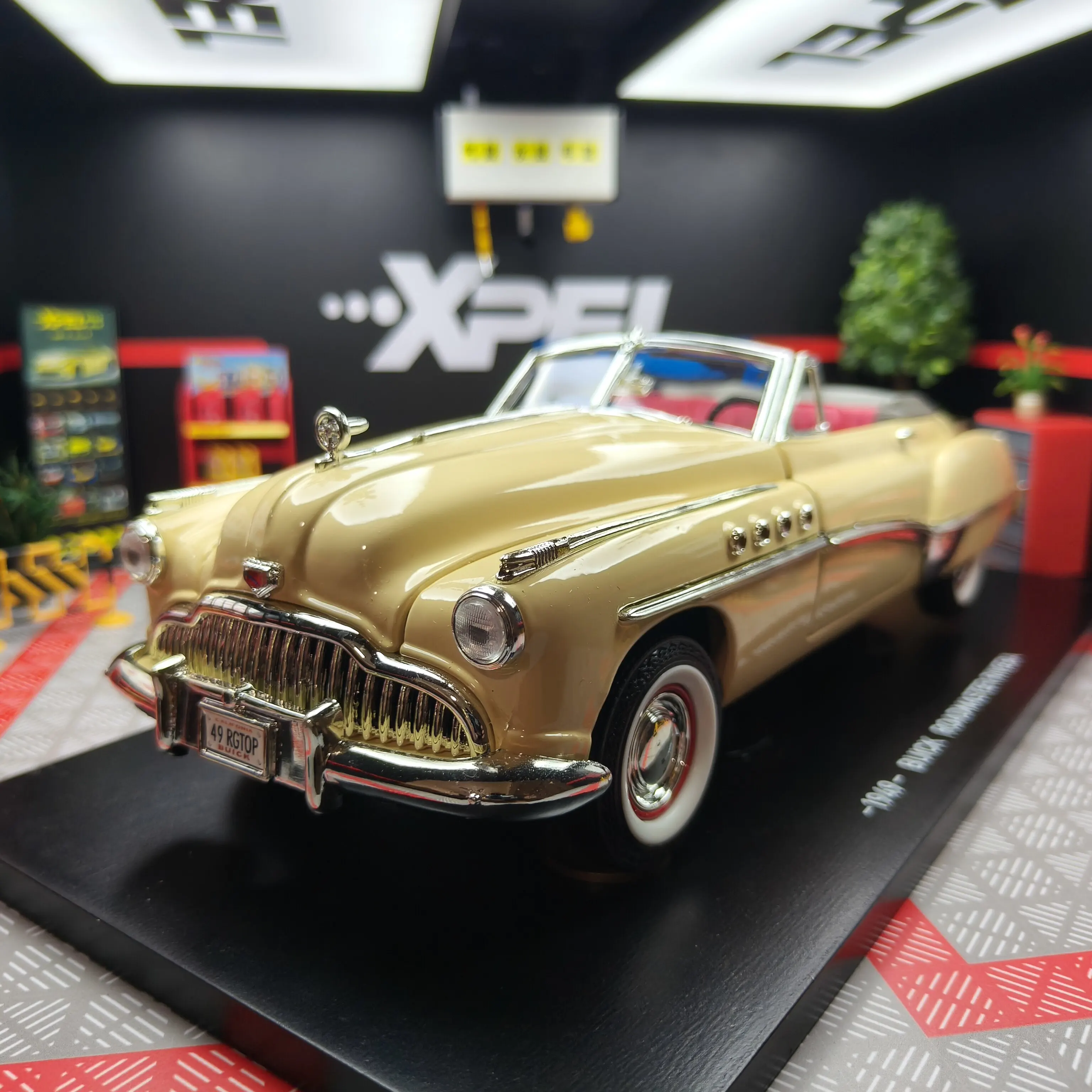 Diecast 1:18 Scale Buick Classic 1949 Roadmaster Convertible Alloy Car Model view 3