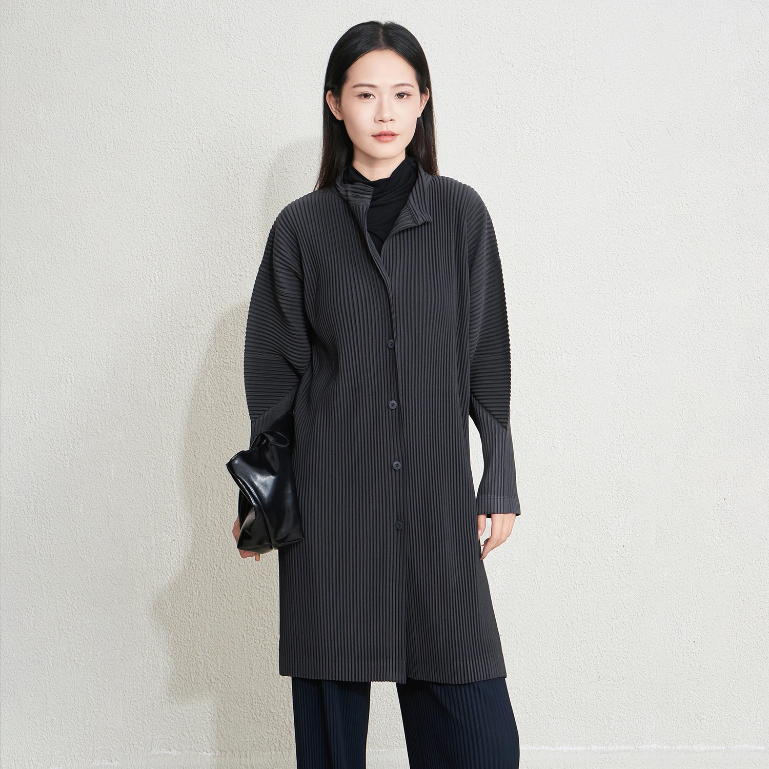 

Женское плиссированное пальто Miyake, осень 2023, новое элегантное свободное пальто средней длины с длинными рукавами и пуговицами спереди, повседневное пальто больших размеров