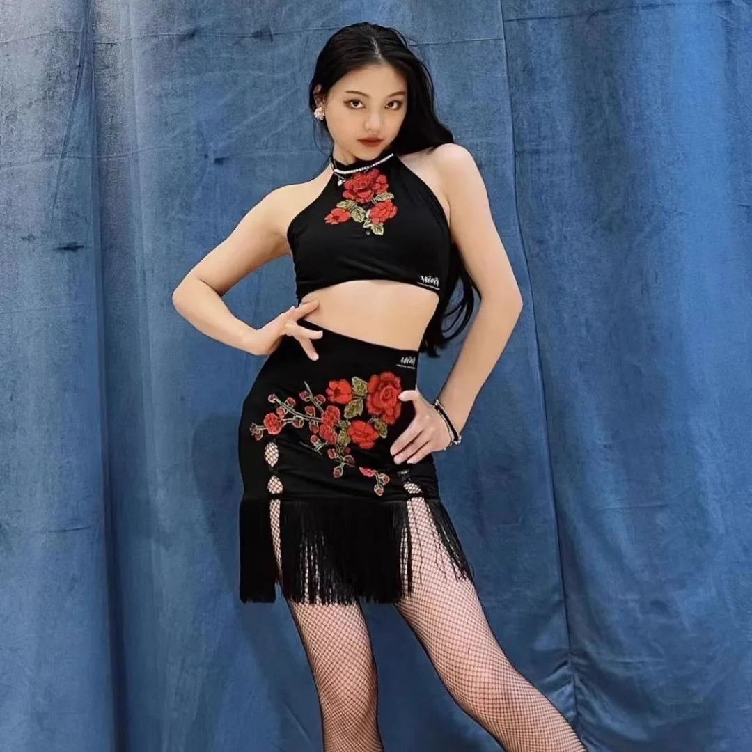 

Индивидуальный женский взрослый латинский национальный стандартный танцевальный костюм, разделенный комплект с висящей шеей, юбка без рукавов с розовым принтом и кисточками