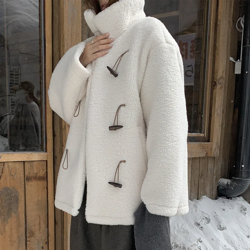 معطف شتوي بياقة من الفرو الصناعي من جلد الغنم عتيق بأزرار من الجلد والفراء متكامل متوسط الطول ملابس خارجية نسائية