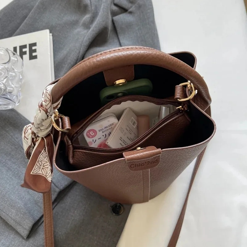 

Versatile handbag, small bag, popular this year, new style, genuine leather, cross slung, commuting bucket bag this year