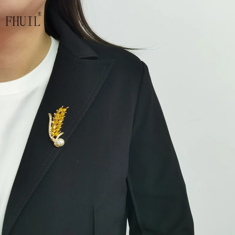 

Crystal Luxury Brooches For Woman Designer Pearl Brooch Pins Clothes Accessories Office Wedding New Year Gifts