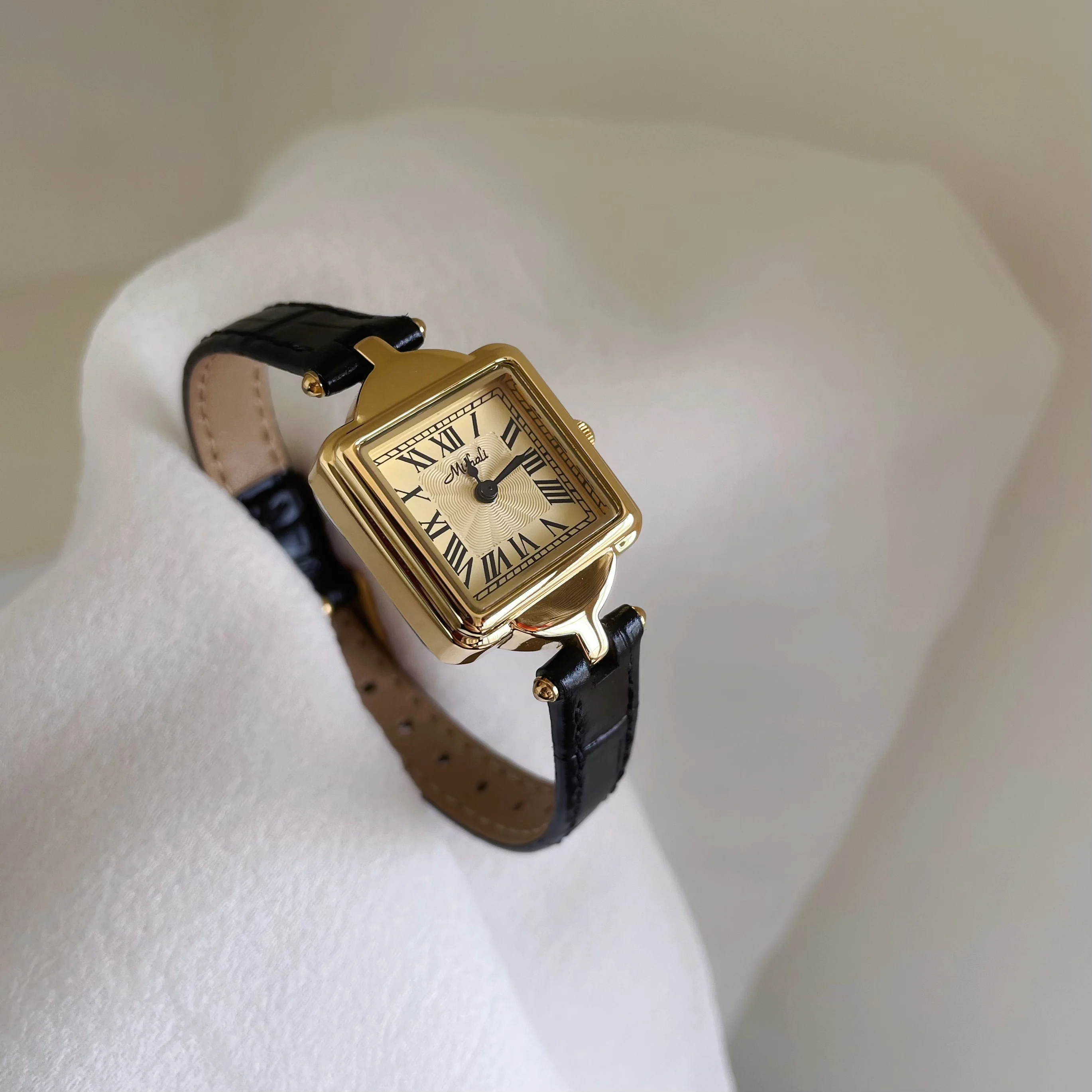 2026 novo relógio de couro feminino quadrado luxo cubo de açúcar mini pequeno mostrador retro relógio presente para mulher relógio de ouro