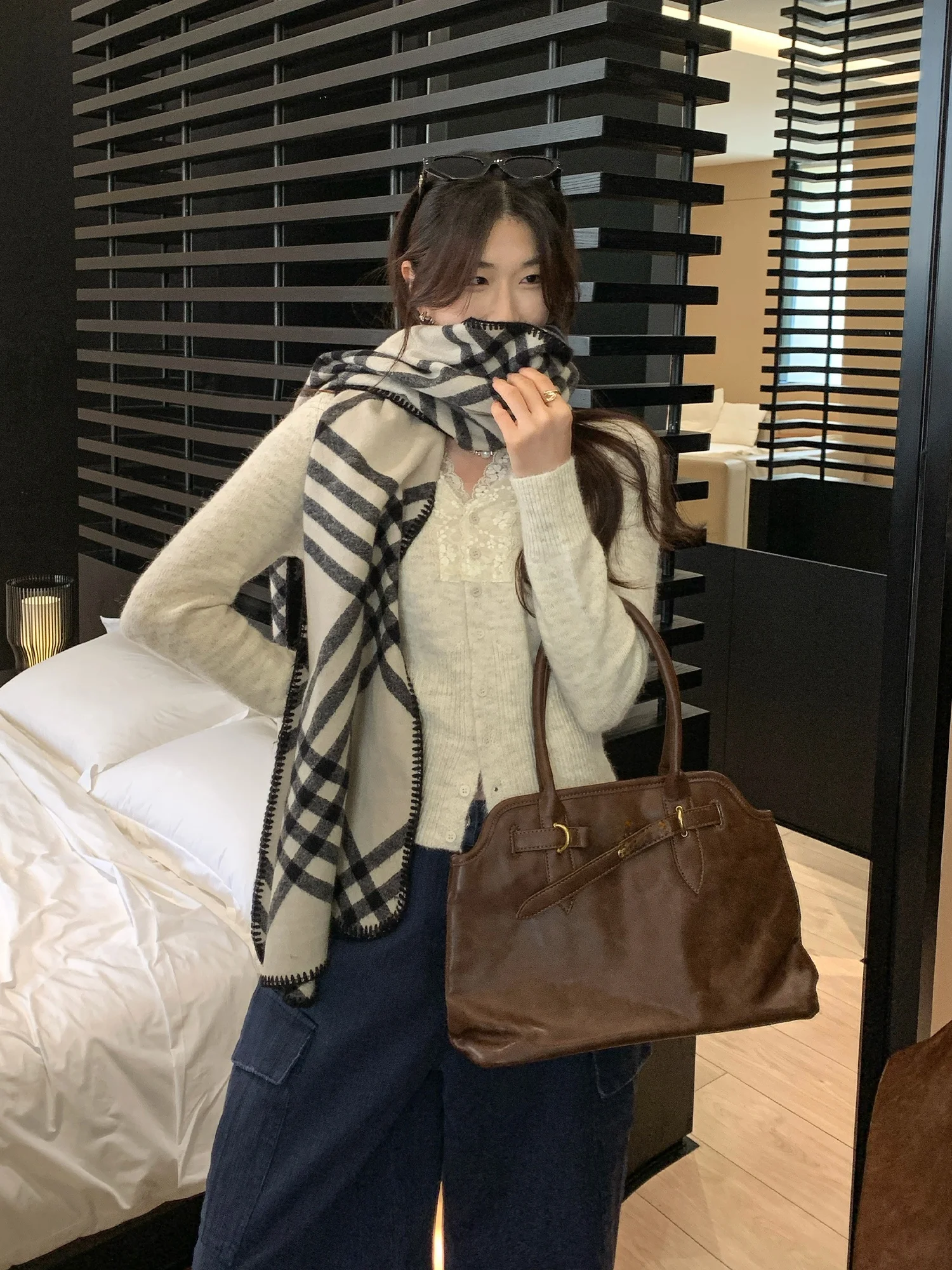 Unique Beautiful High-Contrast Miu Lace Trim V-Neck Sweater Cardigan Women's New Knitted Short Top Korean Style Soft Polyester
