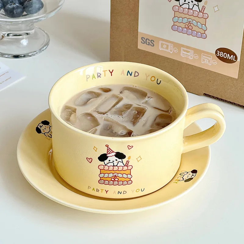 Pires e xícara de cerâmica pintados à mão, copo de café bonito, feliz aniversário, alto valor de cor