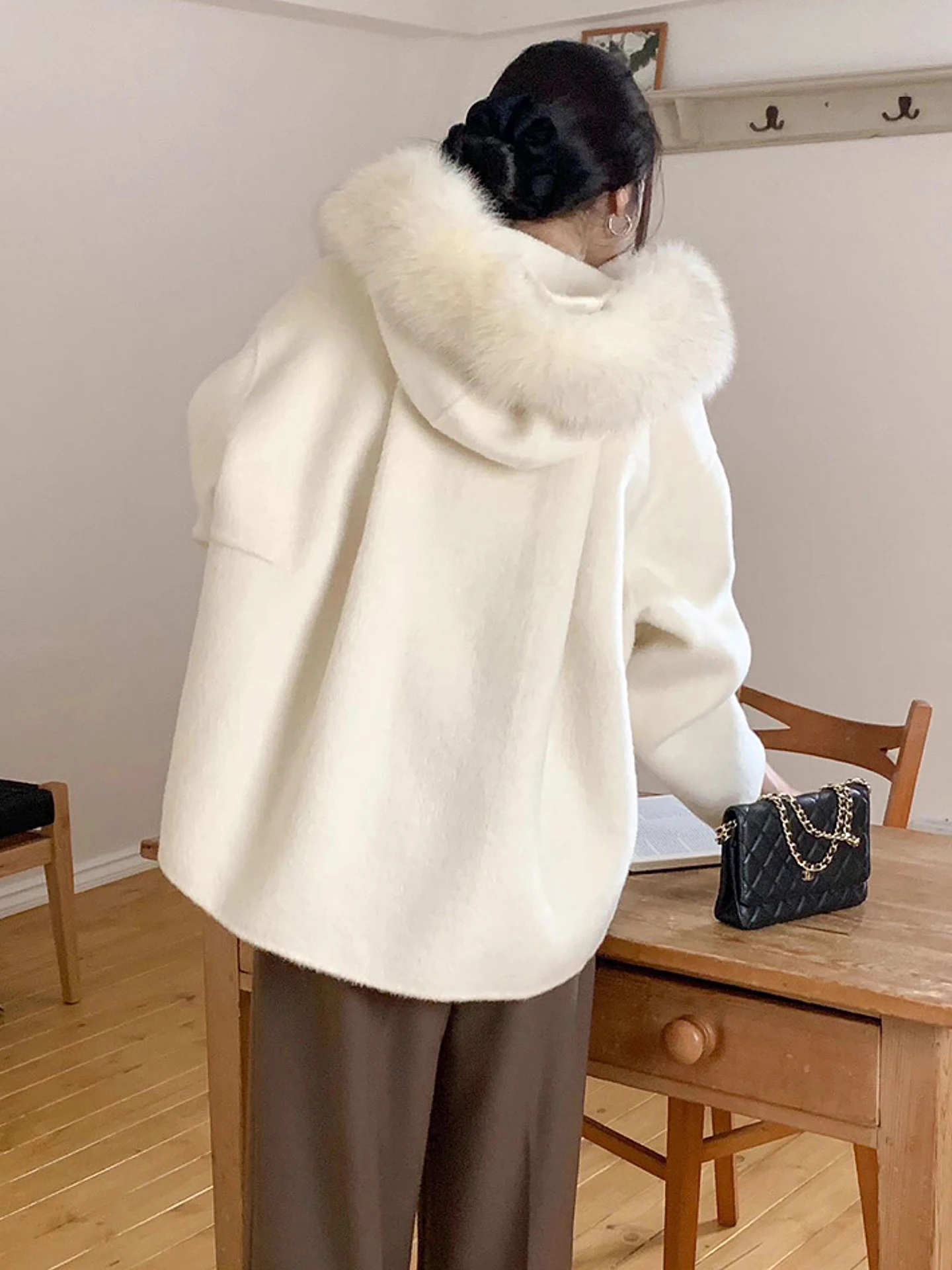 

Clothland женская винтажная шерстяная куртка с капюшоном, меховая лоскутная куртка с длинным рукавом, белая, розовая, женская милая верхняя одежда, пальто CB257