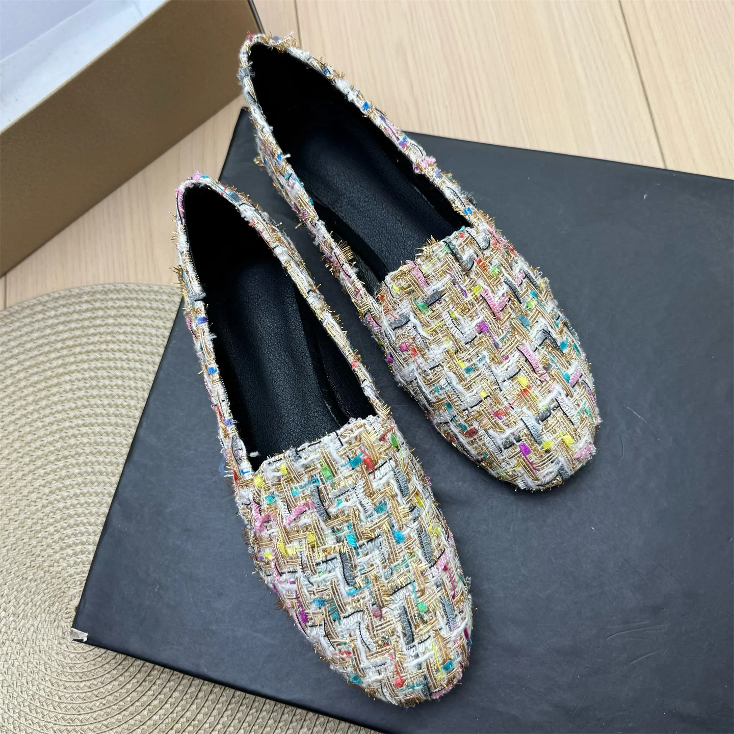

2025 Spring/Autumn New French Retro Color Blocked Round Head Flat Shoes Fashion Shallow Mouth Large Size Casual Women's Shoes