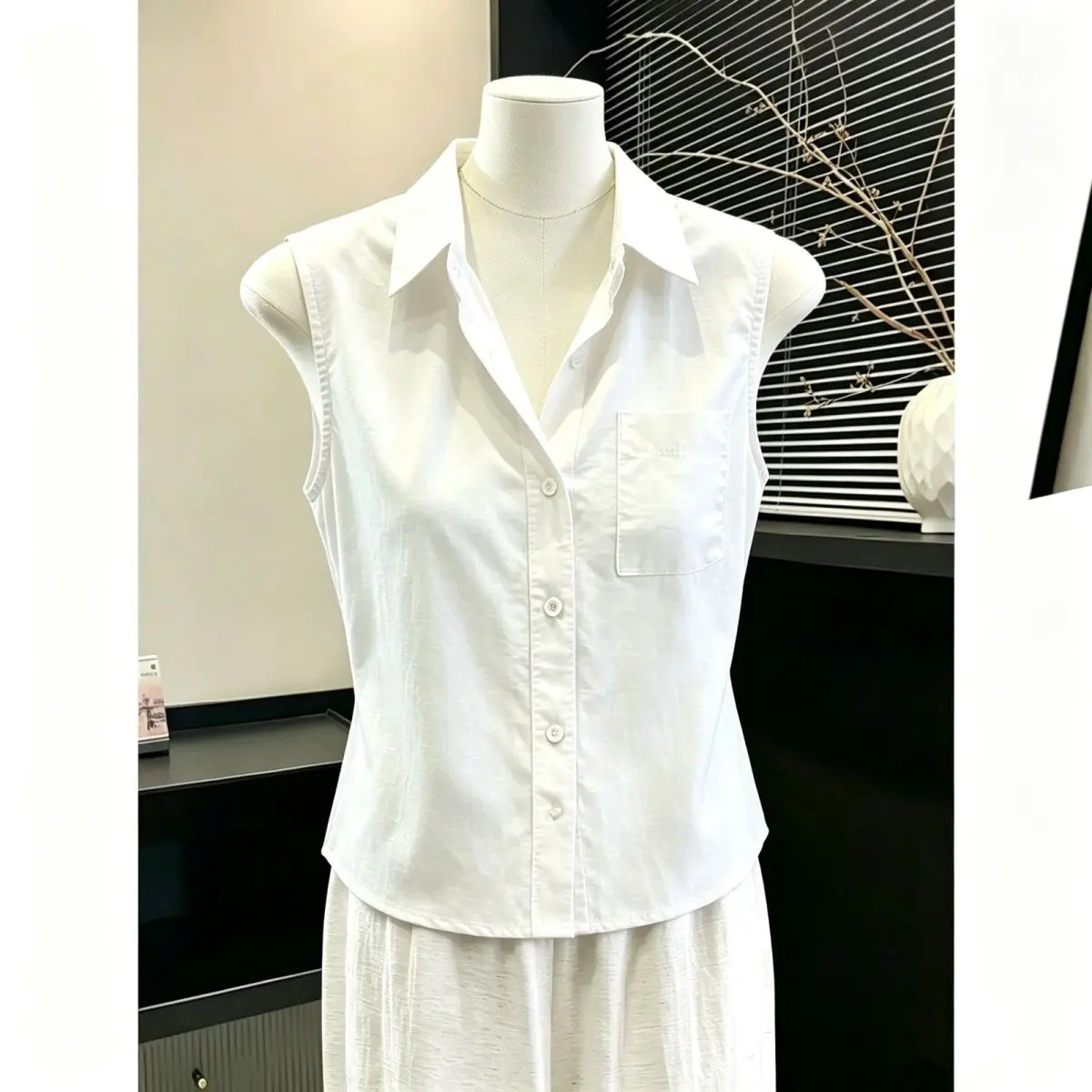 

Elegant Sleeveless Chiffon Shirt Loose Slimming Summer Fashion Top Age-Defying Collar Women's Shirt Neck Design