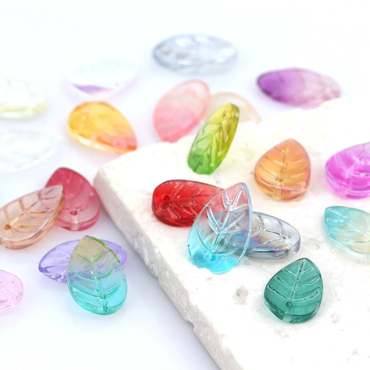 About 23pcs Random Color 1.1x1.8cm Leaf Glass Loose Beads DIY Handmade Bracelet Jewelry Craft Supplies