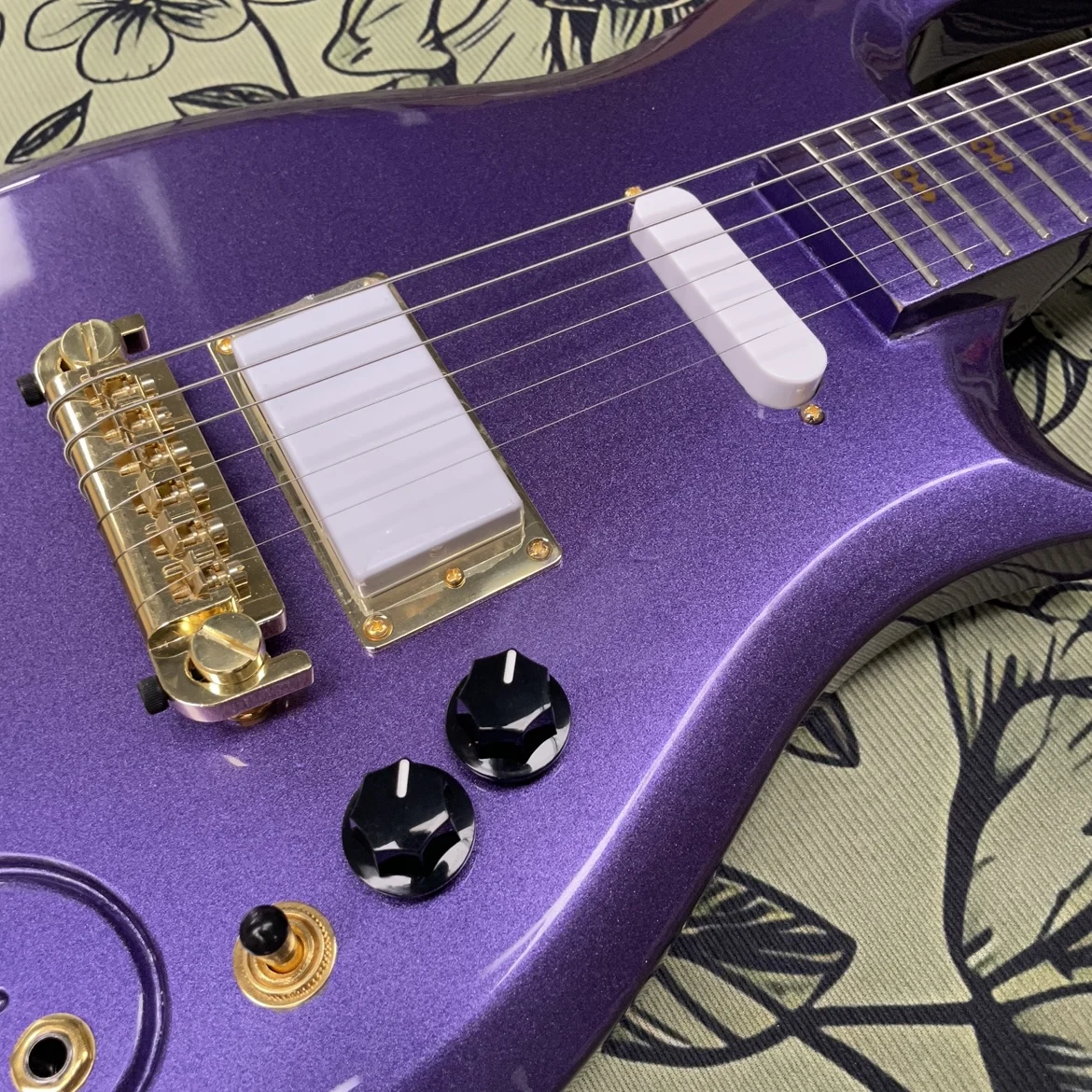 Purple 6-string electric guitar  spiral vortex-shaped body and rosewood fingerboard guitars, beginner-friendly electric guitarra