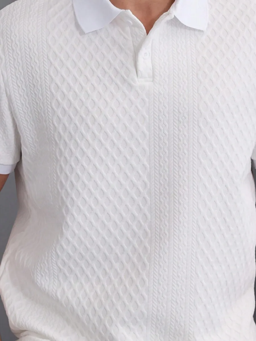 Polo à manches courtes blanc pour homme avec tricot jacquard géométrique, style décontracté pour le port quotidien au printemps et en été