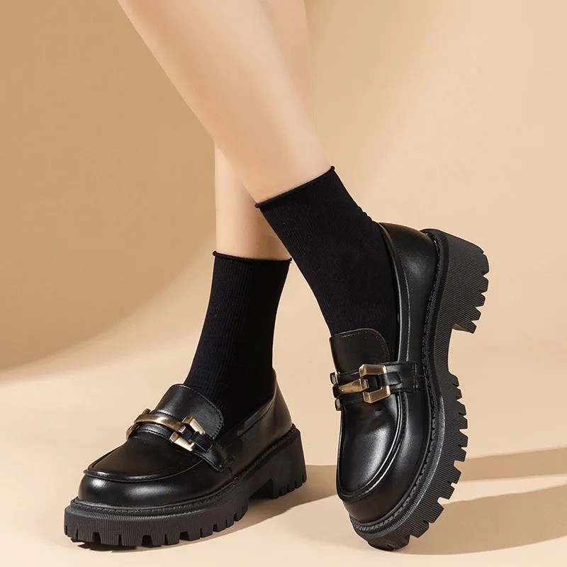 المرأة منصة حذاء بكعب سميك البريطانية المعادن أبازيم Preppy المتسكعون جلد أسود الانزلاق على الكعوب موضة سميكة سوليد حذاء كاجوال #2